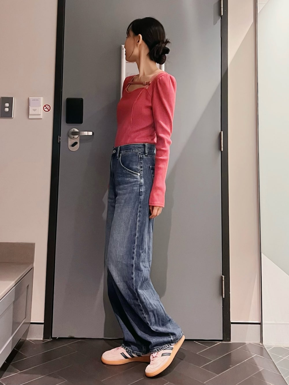 ピンク系のTシャツ/カットソーを着用したレディースの冬コーディネートの2枚目の写真