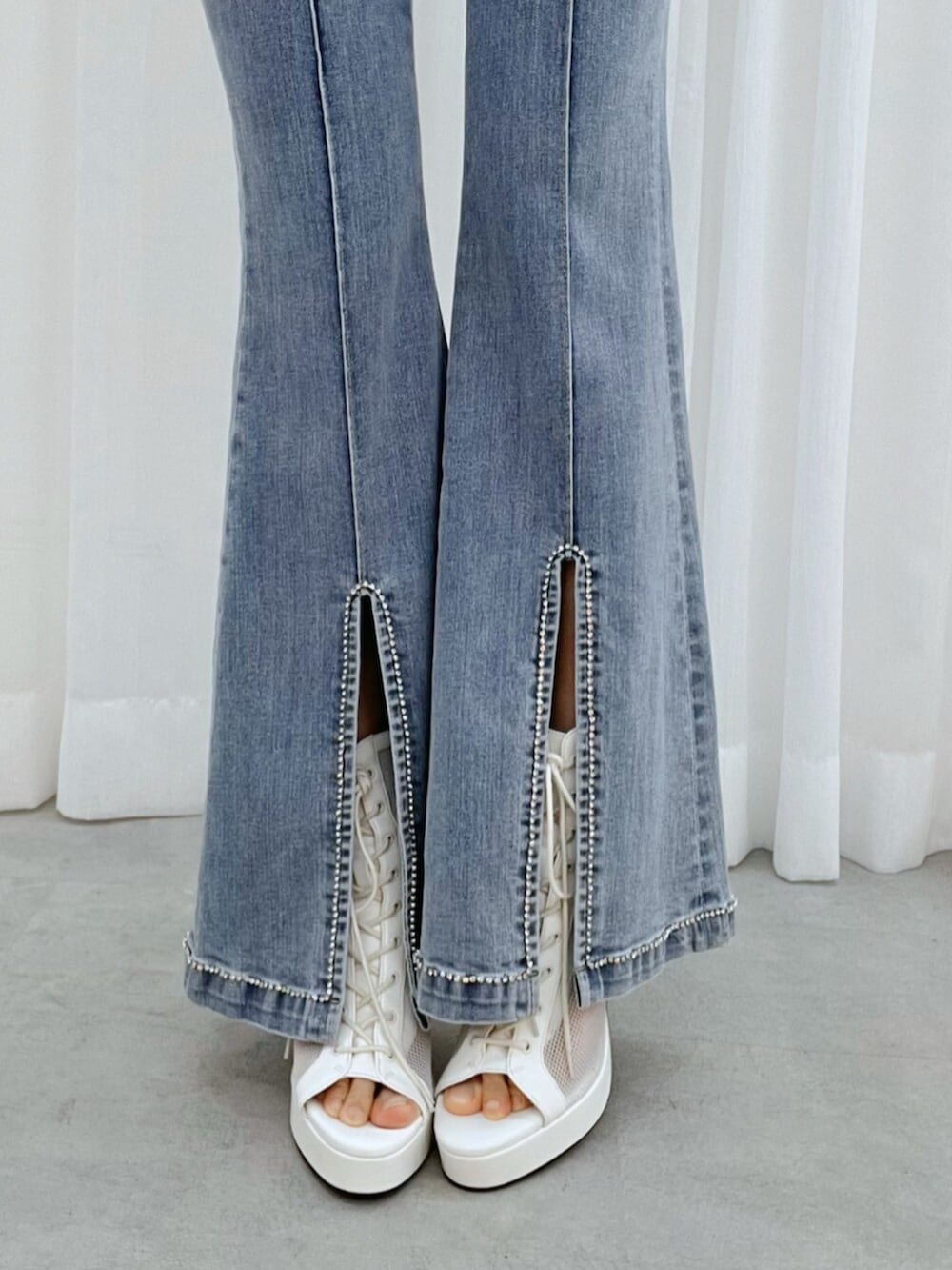 ホワイト系のブーツ、ブルー系のデニムパンツ、ブラック系のシャツ/ブラウスを着用したレディースの冬コーディネートの7枚目の写真