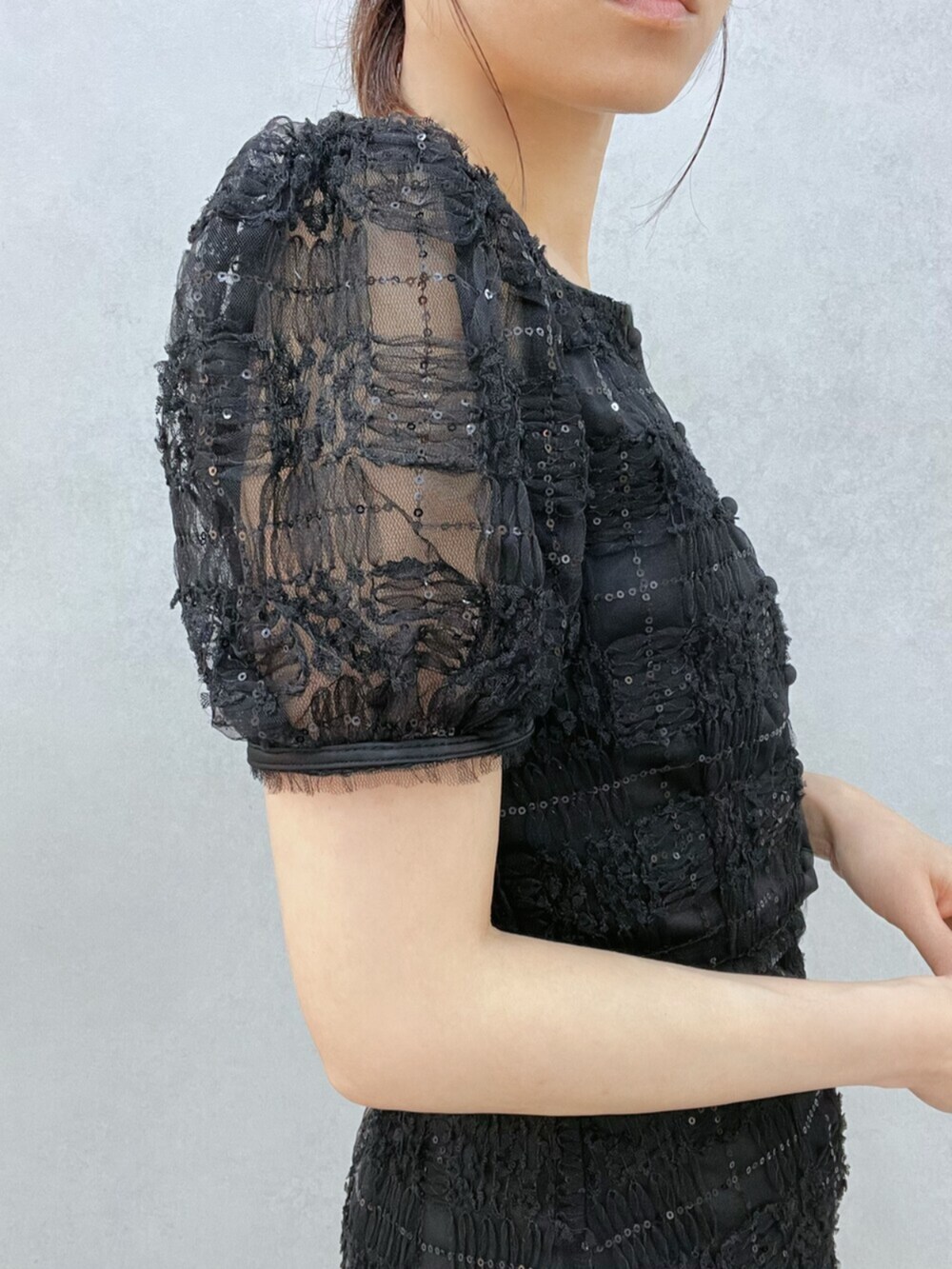 ブラック系のシャツ/ブラウス、ブラック系のスカート、ブラック系のブーツを着用したレディースの夏コーディネートの6枚目の写真