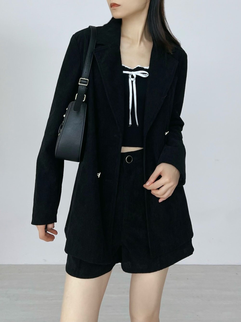 ブラック系のその他パンツ、ブラック系のブーツ、ブラック系のショルダーバッグを着用したレディースの秋コーディネートの5枚目の写真