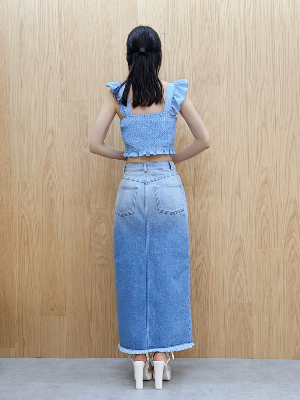 ホワイト系のサンダル、ブルー系のシャツ/ブラウス、ブルー系のデニムスカートを着用したレディースの夏コーディネートの3枚目の写真