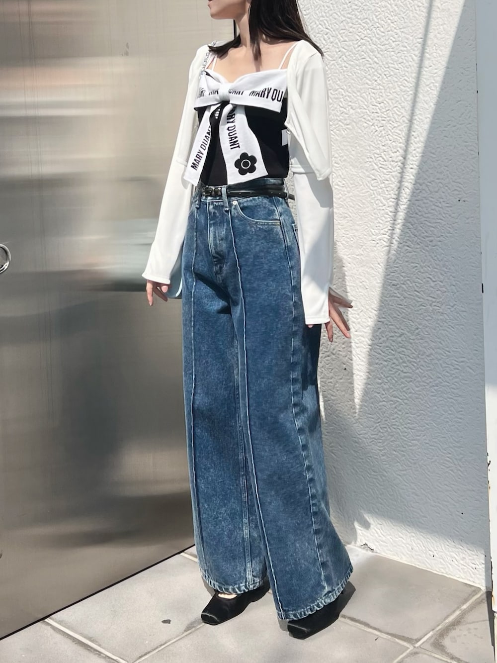 ブラック系のワンピース、ホワイト系のTシャツ/カットソー、ブルー系のハンドバッグを着用したレディースの春コーディネートの4枚目の写真