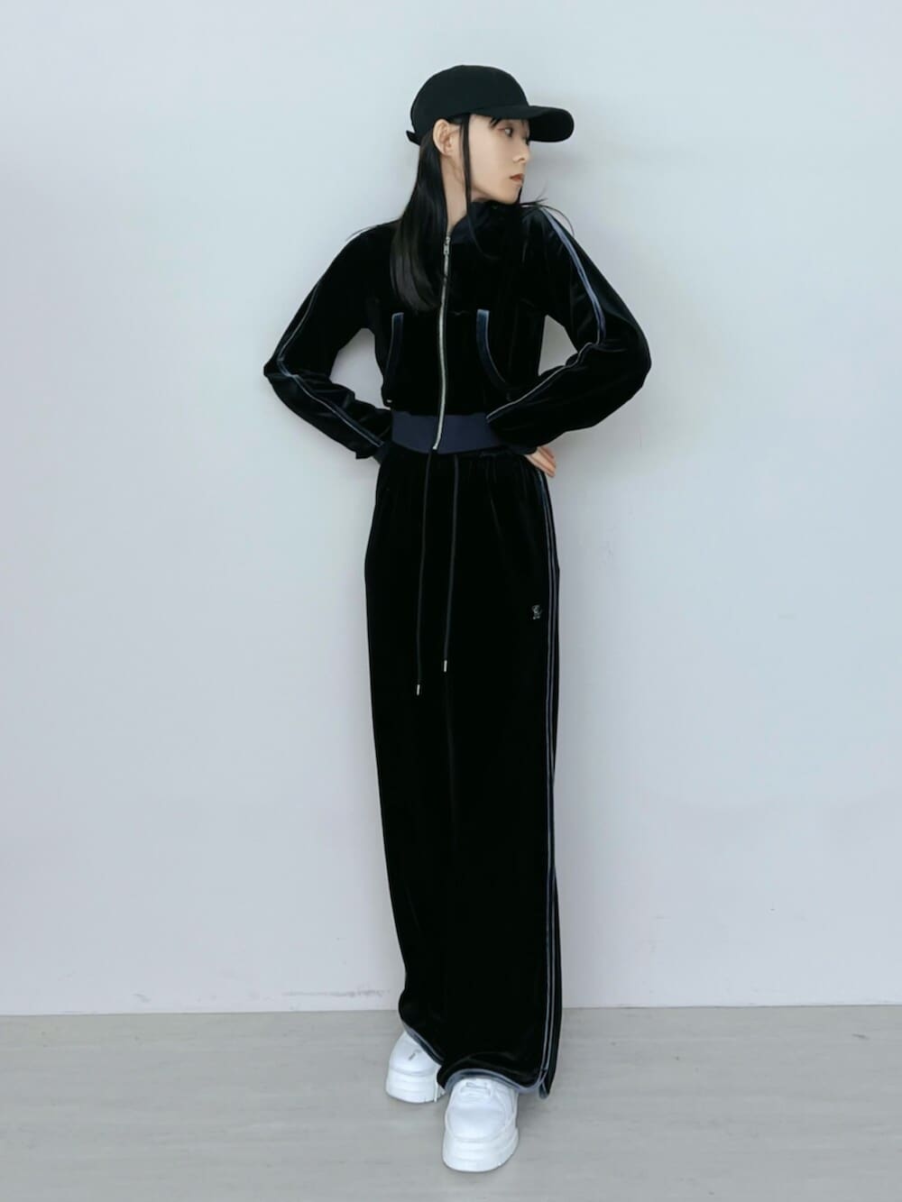 ブラック系のその他パンツ、ブラック系のブルゾンを着用したレディースの秋コーディネートの2枚目の写真