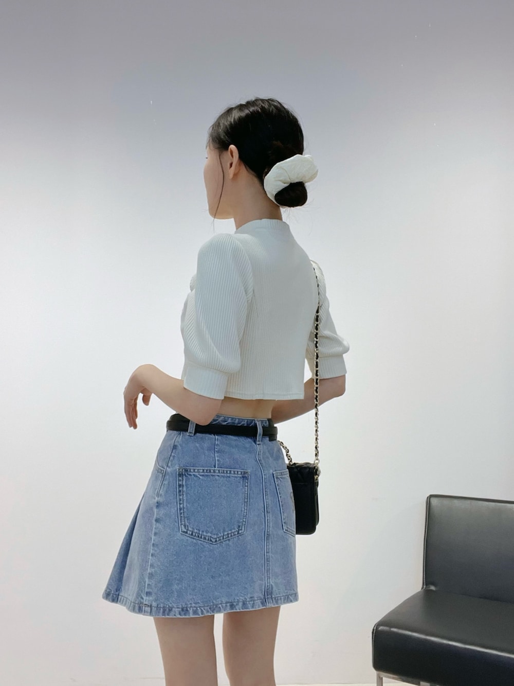 ブルー系のデニムスカート、ブラック系のサンダル、ホワイト系のTシャツ/カットソーを着用したレディースの夏コーディネートの7枚目の写真