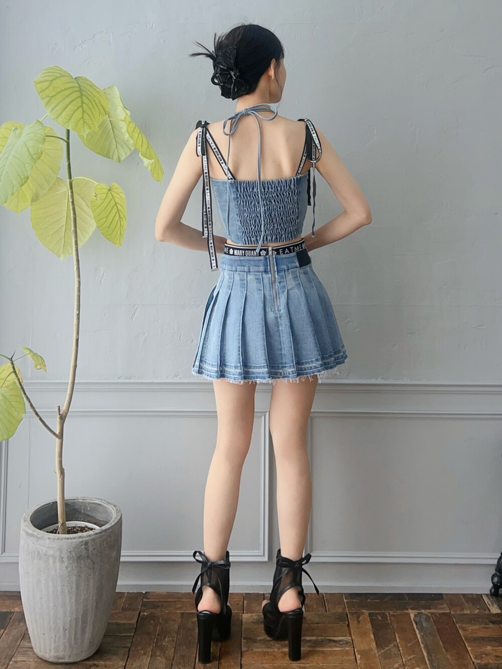 ブルー系のデニムスカート、ブルー系のキャミソール、ブラック系のサンダルを着用したレディースの春コーディネートの5枚目の写真