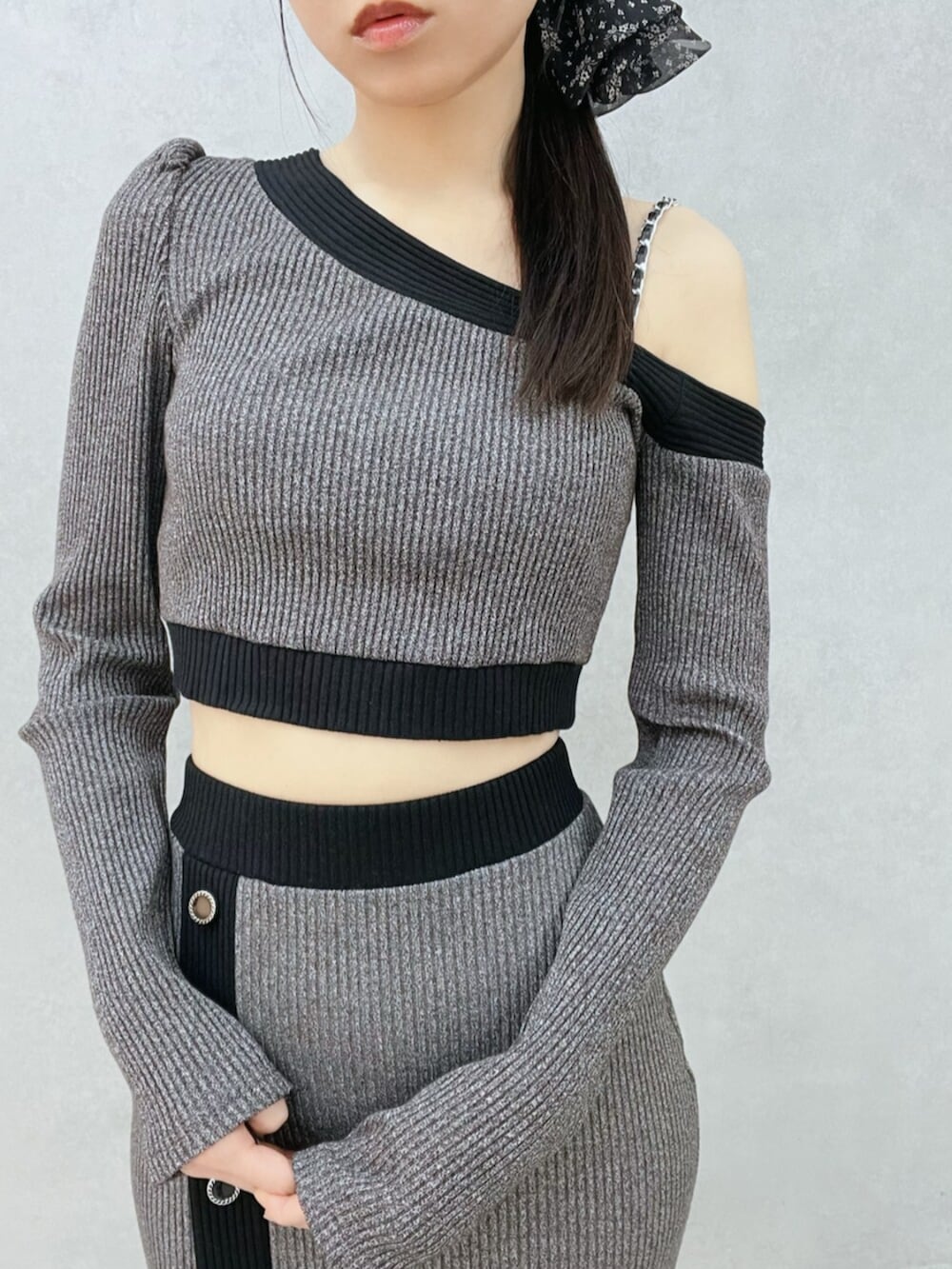 ブラック系のブーツ、グレー系のスカート、グレー系のTシャツ/カットソーを着用したレディースの冬コーディネートの6枚目の写真