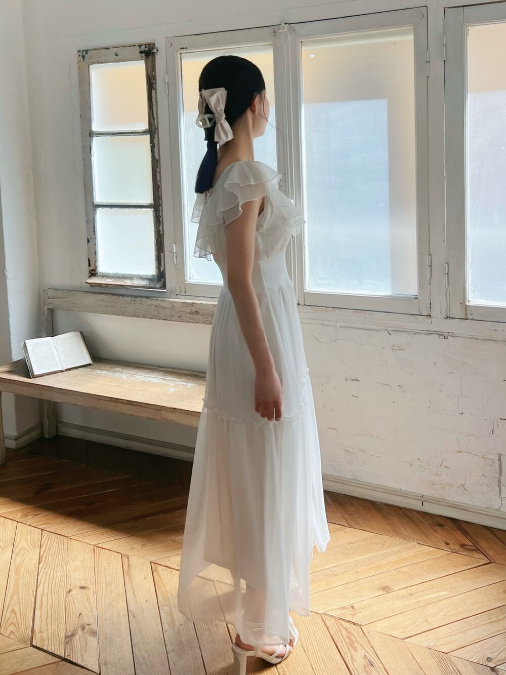 ホワイト系のサンダル、ホワイト系のワンピース、ホワイト系のその他アンダーウェア/インナーを着用したレディースの春コーディネートの5枚目の写真