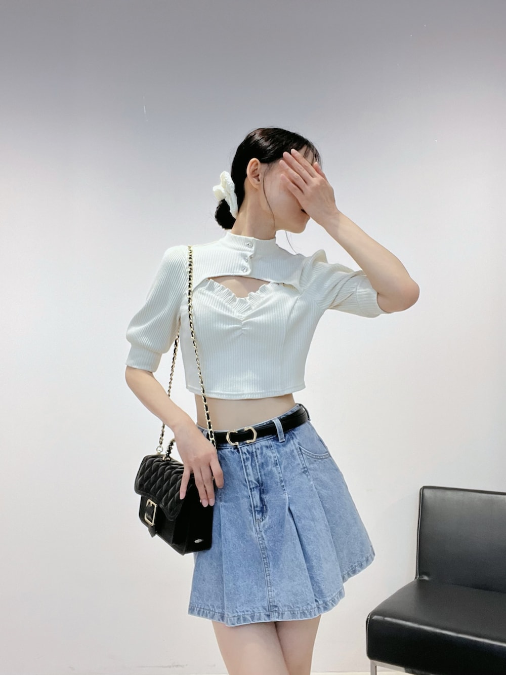 ブルー系のデニムスカート、ブラック系のサンダル、ホワイト系のTシャツ/カットソーを着用したレディースの夏コーディネートの5枚目の写真