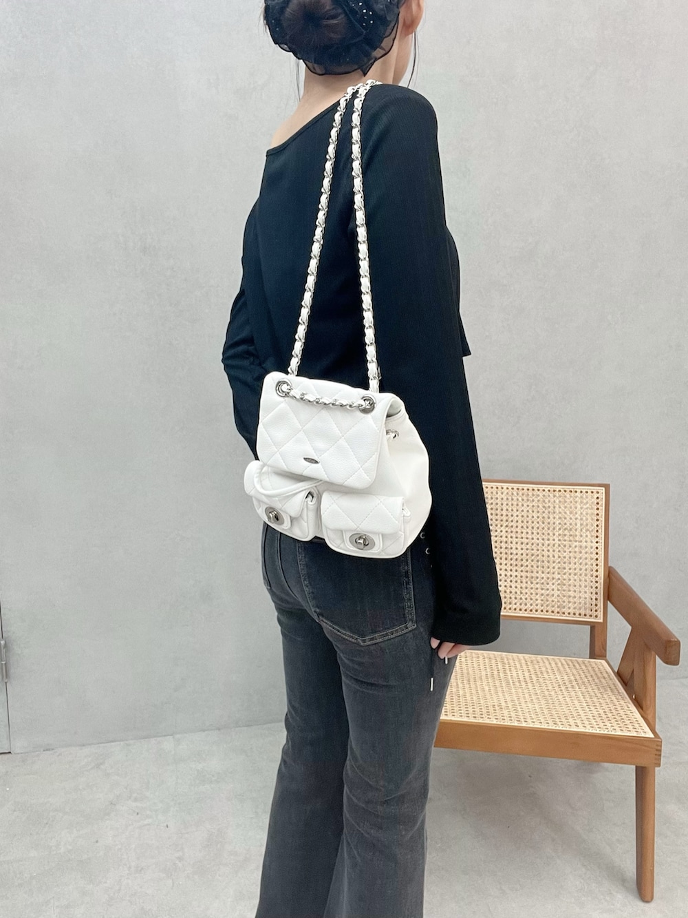 ブラック系のTシャツ/カットソー、ブラック系のデニムパンツ、ブラック系のサンダルを着用したレディースの春コーディネートの6枚目の写真