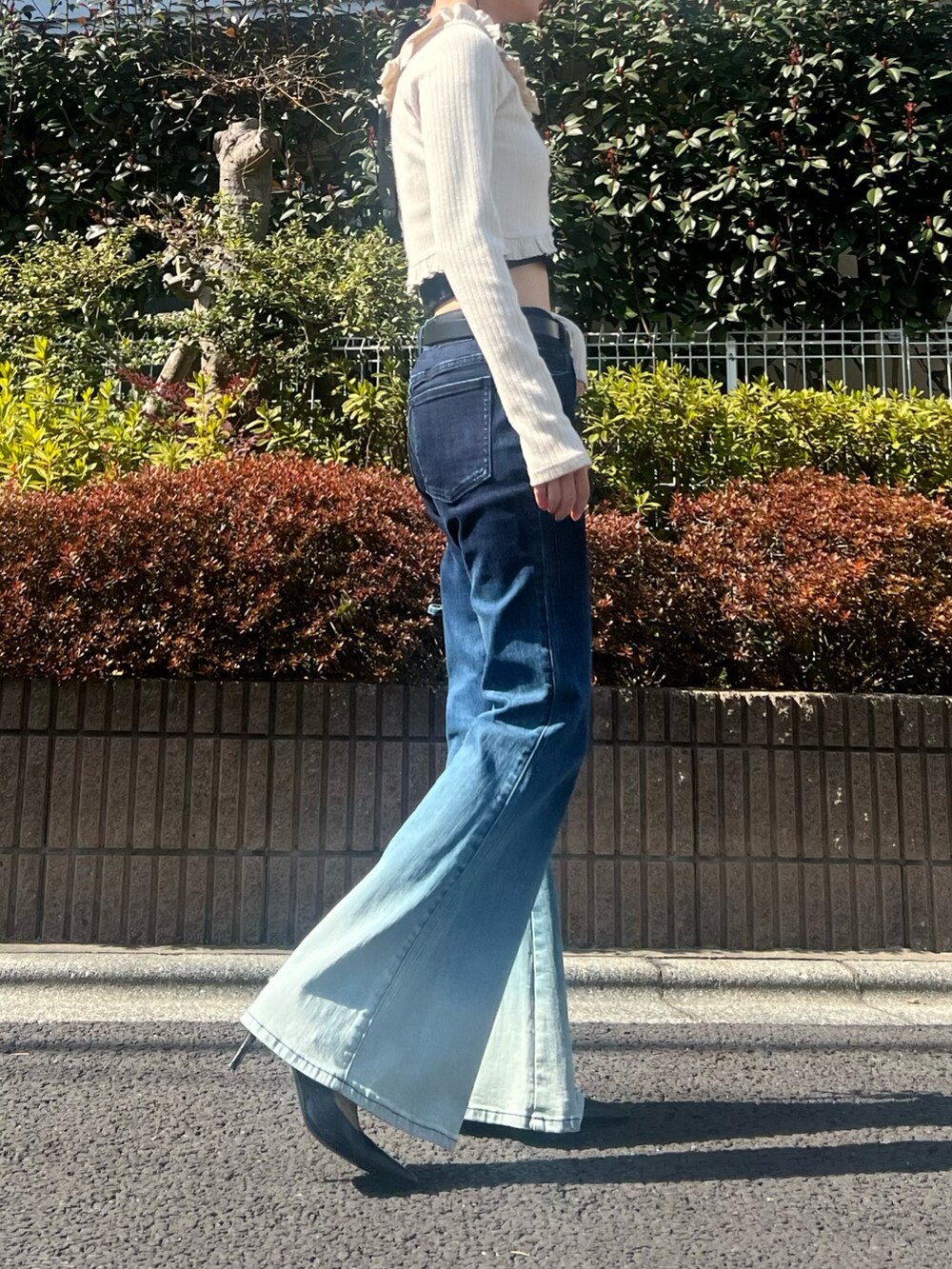 ブルー系のデニムパンツ、ホワイト系のTシャツ/カットソーを着用したレディースの春コーディネートの3枚目の写真