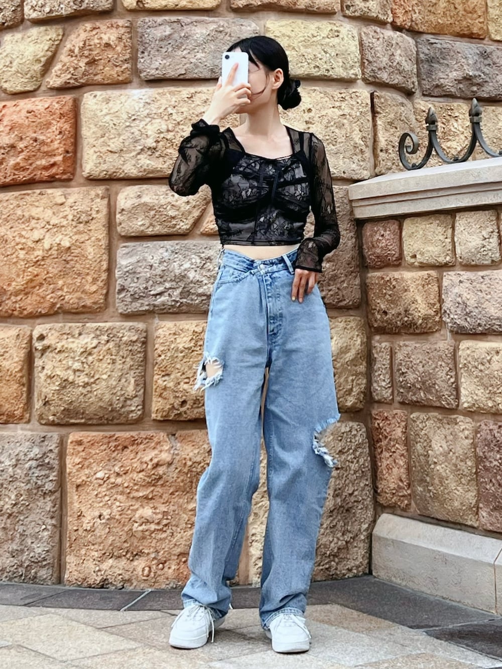 ブルー系のデニムパンツ、ブラック系のシャツ/ブラウスを着用したレディースの秋コーディネートの2枚目の写真