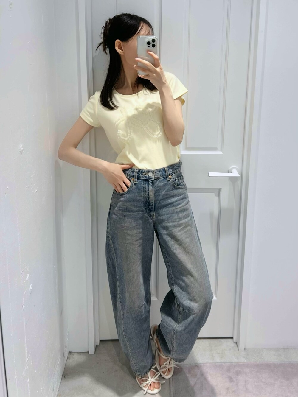 イエロー系のTシャツ/カットソー、シルバー系のバレッタ/ヘアクリップを着用したレディースの夏コーディネートの5枚目の写真