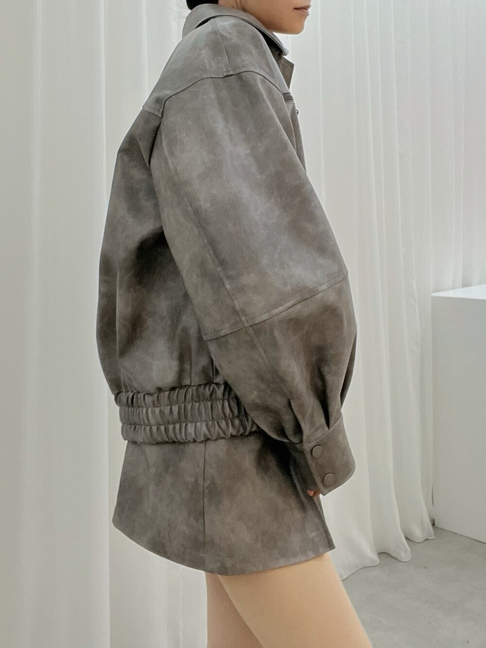 グレー系のスカート、レッド系のシャツ/ブラウス、その他のブーツを着用したレディースの秋コーディネートの6枚目の写真