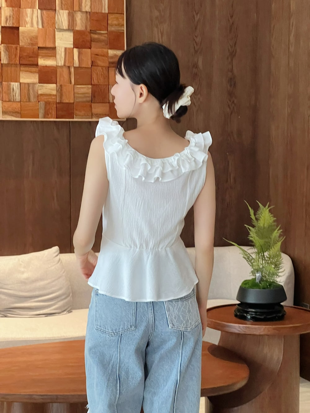 ホワイト系のシャツ/ブラウス、ブルー系のデニムパンツを着用したレディースの夏コーディネートの4枚目の写真