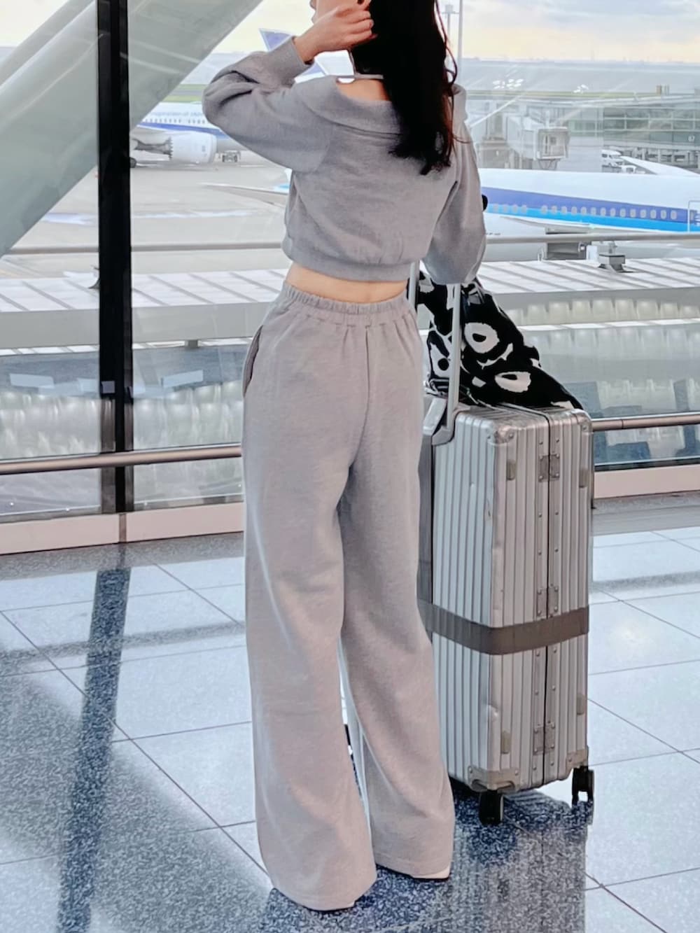 グレー系のスウェットパンツ、グレー系のTシャツ/カットソーを着用したレディースの秋コーディネートの3枚目の写真