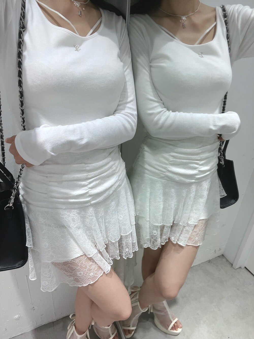 ホワイト系のスカート、ホワイト系のサンダル、ホワイト系のTシャツ/カットソーを着用したレディースの夏コーディネートの3枚目の写真