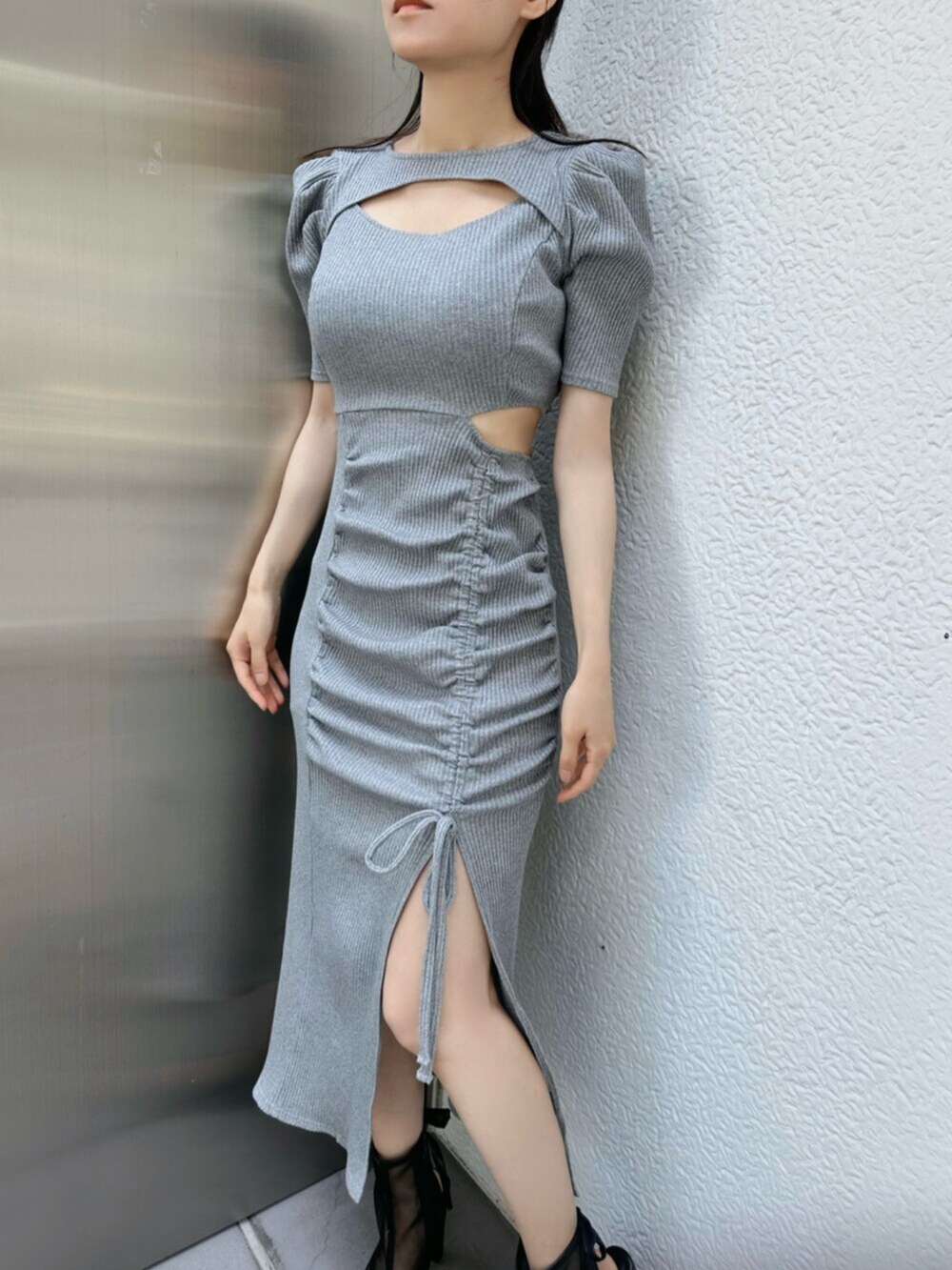 ブラック系のサンダル、グレー系のワンピースを着用したレディースの夏コーディネートの6枚目の写真