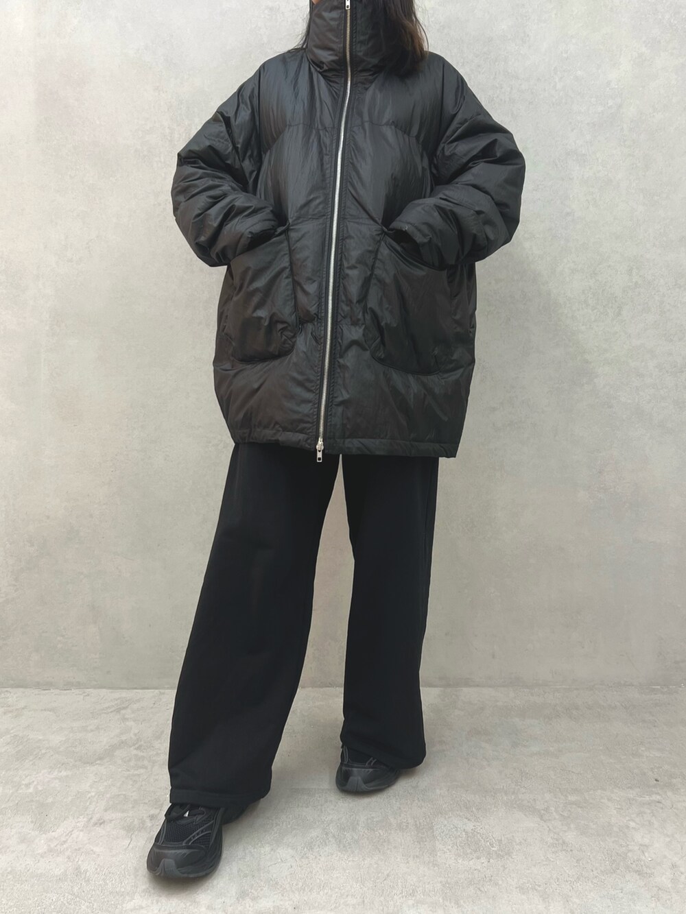 ブラック系のブルゾン、ブラック系のその他パンツ、ブラック系のTシャツ/カットソーを着用したレディースの冬コーディネートの8枚目の写真