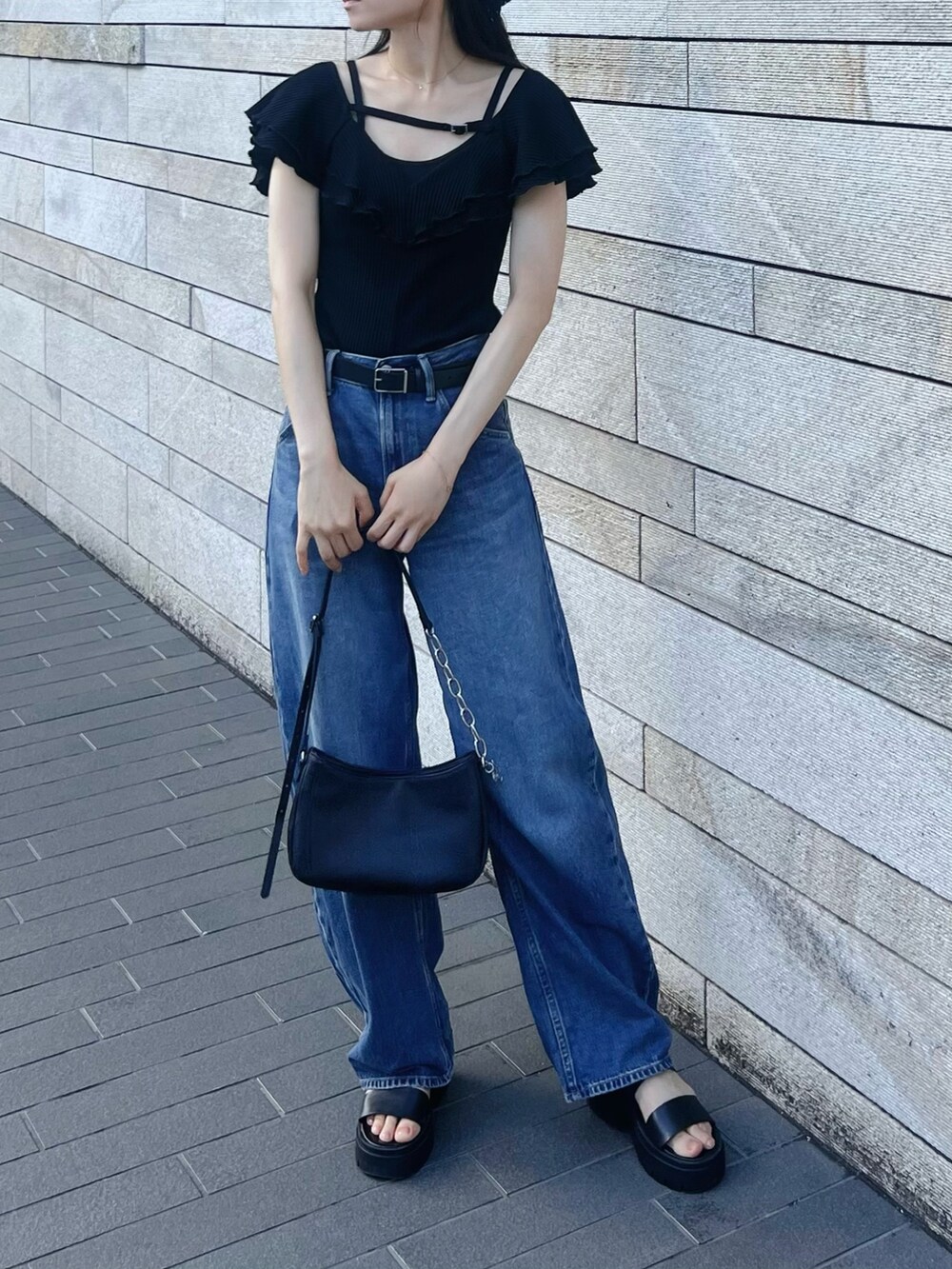 ブラック系のTシャツ/カットソーを着用したレディースの夏コーディネートの4枚目の写真