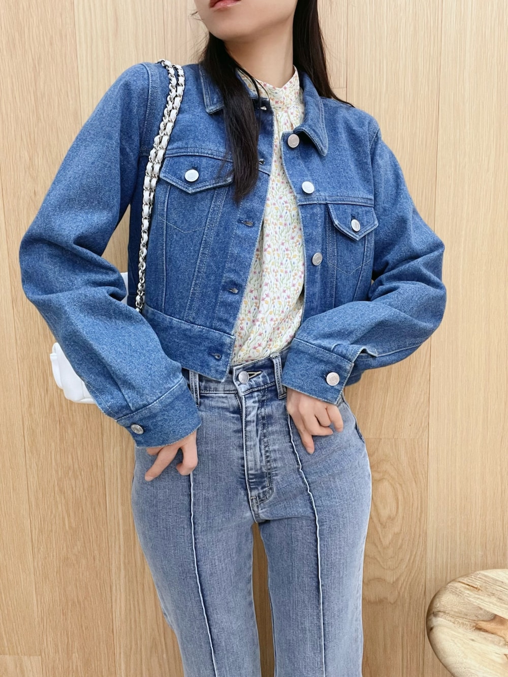 イエロー系のシャツ/ブラウス、ブルー系のデニムパンツ、ブルー系のデニムジャケットを着用したレディースの春コーディネートの4枚目の写真