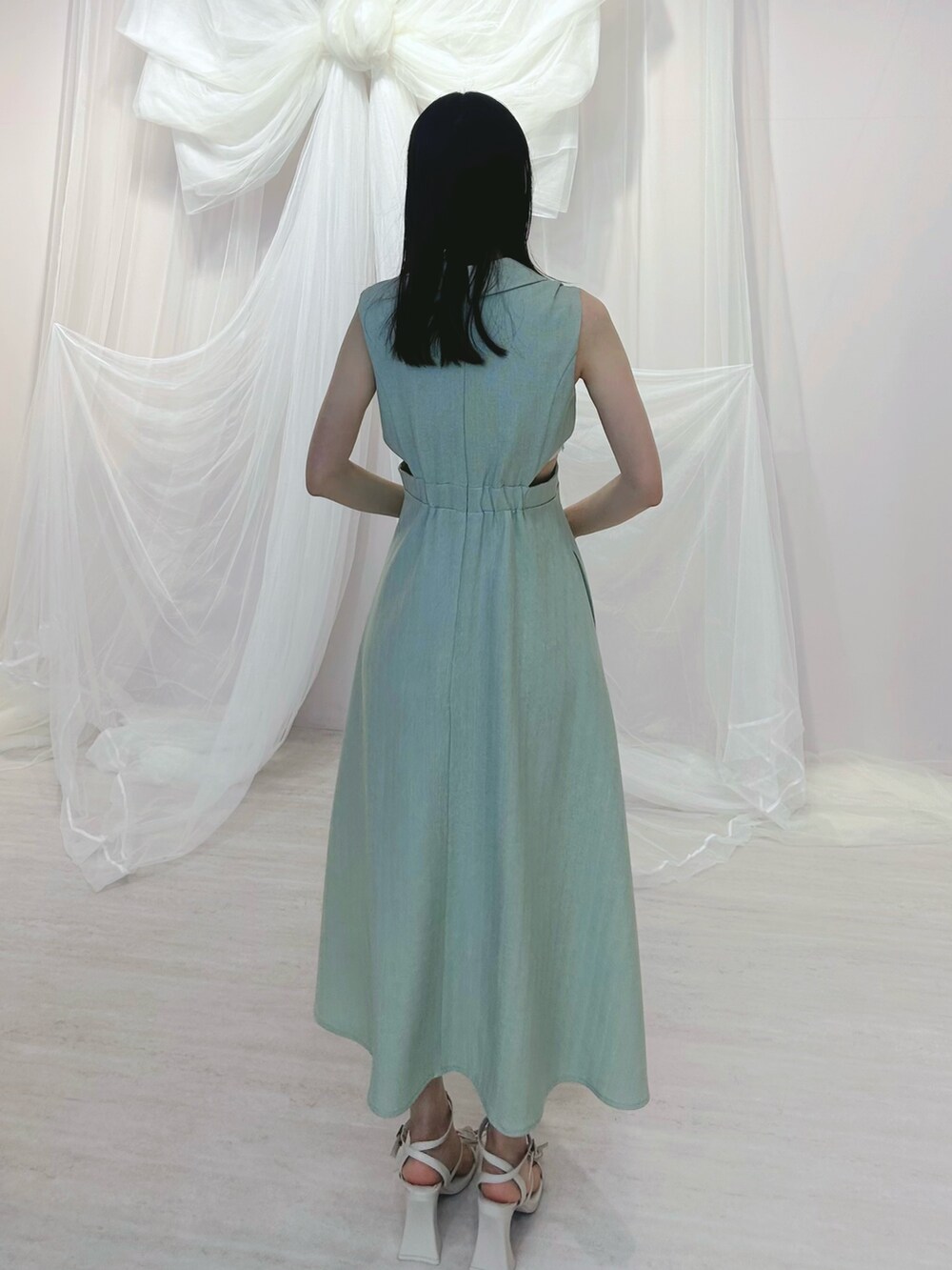 グリーン系のワンピース、ホワイト系のサンダル、ホワイト系のその他アンダーウェア/インナーを着用したレディースの春コーディネートの5枚目の写真