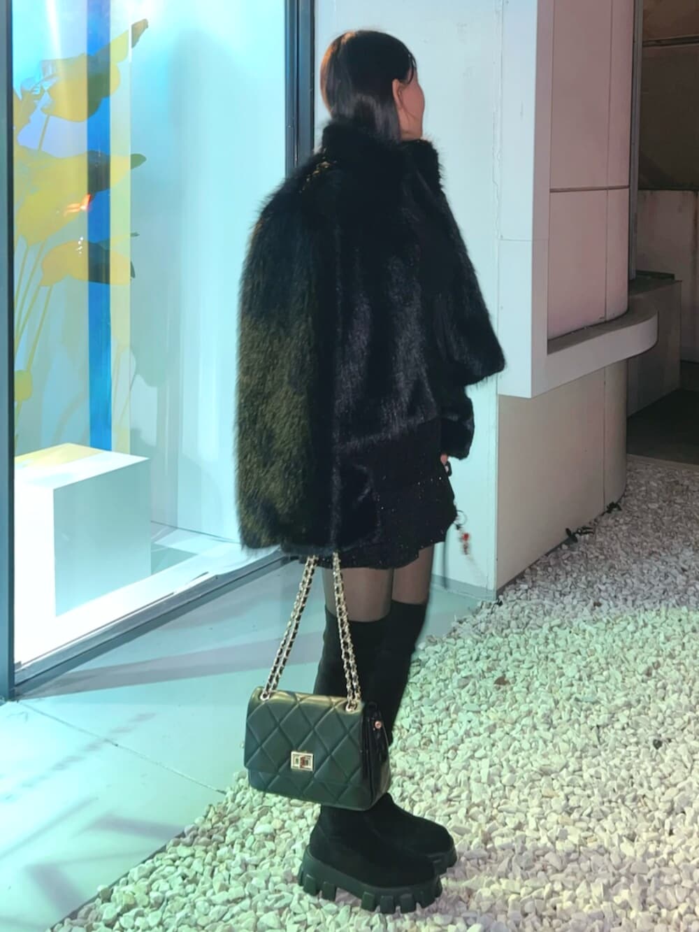 ブラック系のブーツ、ブラック系のニット/セーター、ブラック系のブルゾンを着用したレディースの冬コーディネートの3枚目の写真