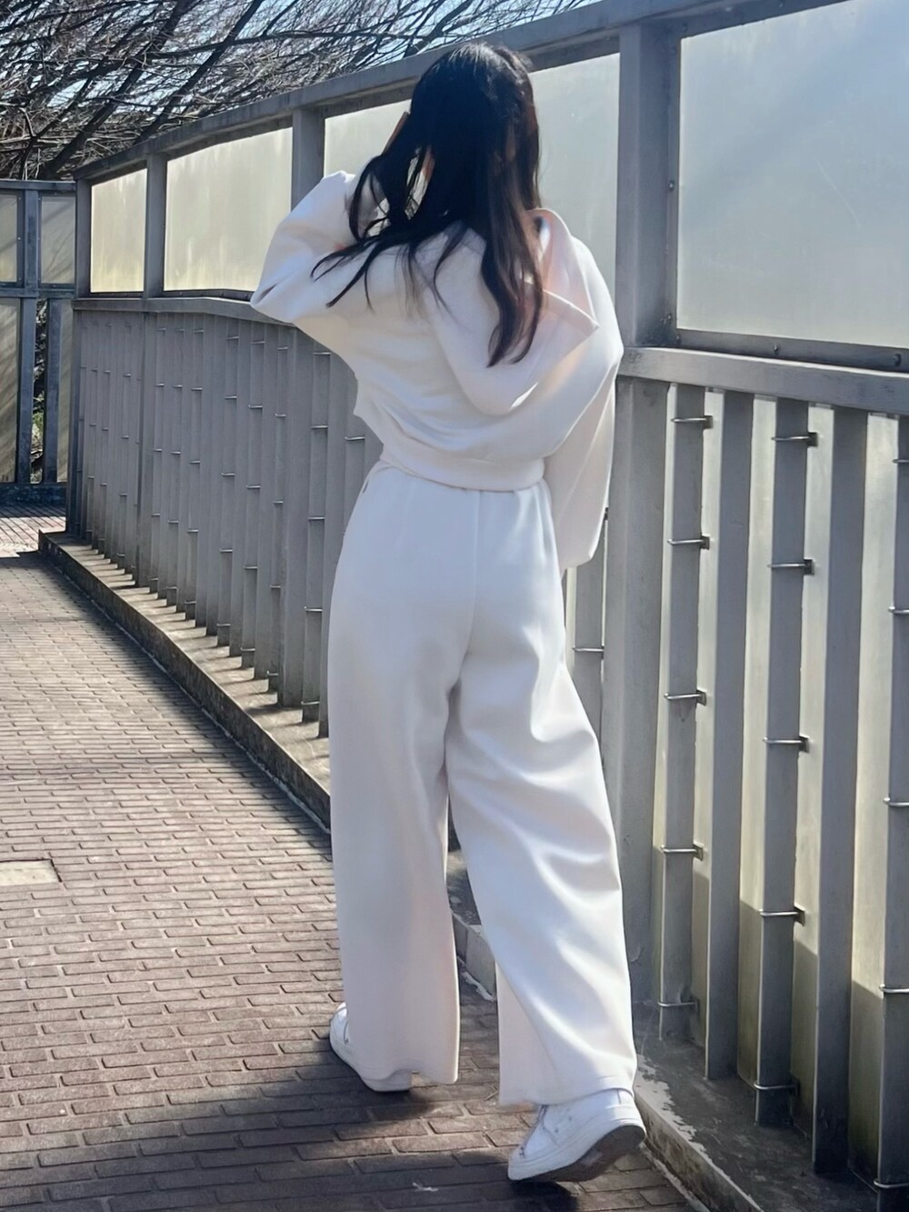ホワイト系のその他パンツ、ホワイト系のパーカーを着用したレディースの冬コーディネートの3枚目の写真