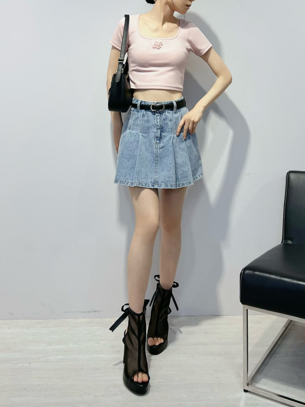 ブルー系のデニムスカート、ピンク系のTシャツ/カットソー、ブラウン系のショルダーバッグを着用したレディースの夏コーディネートの8枚目の写真