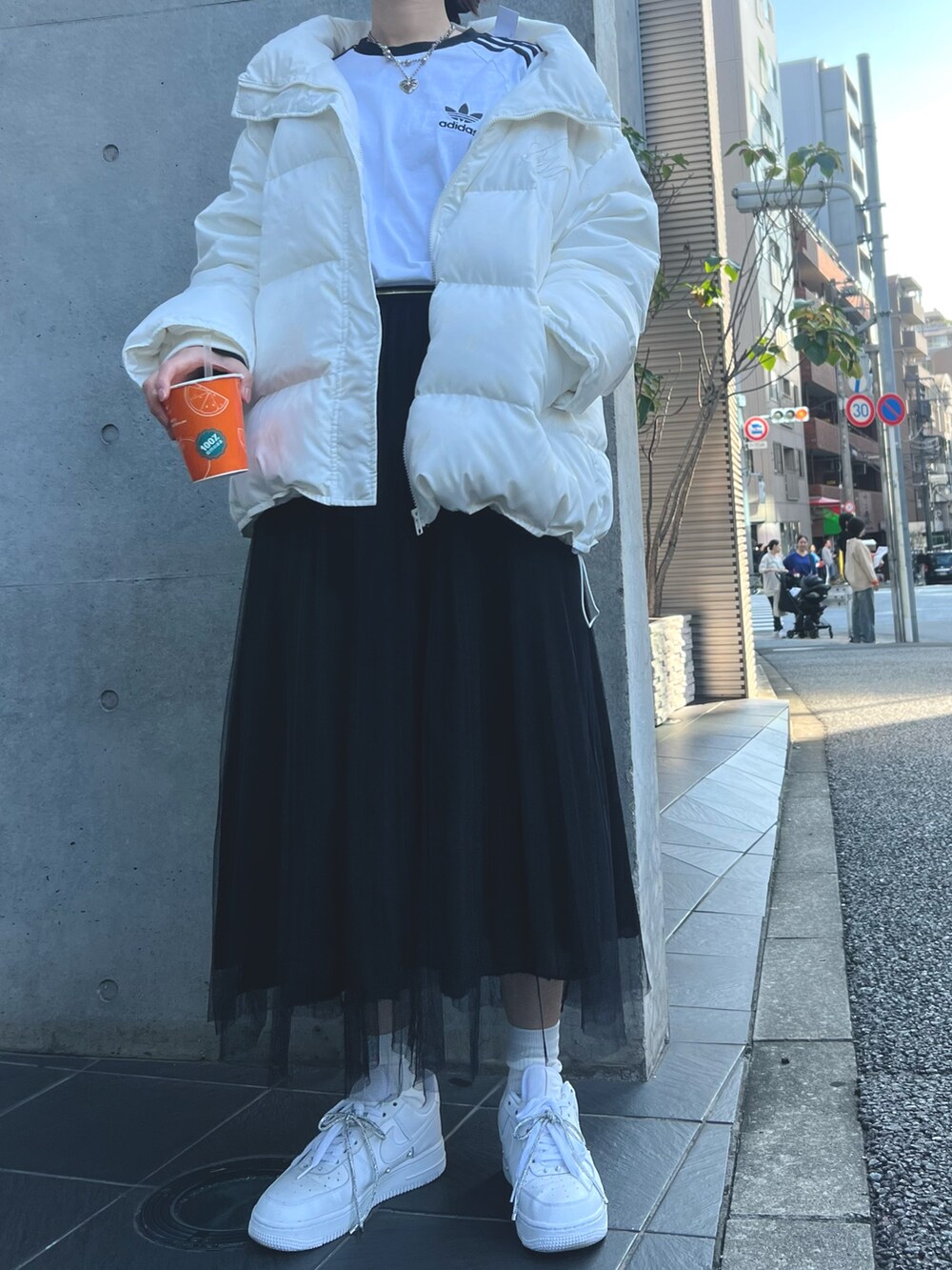 ホワイト系のダウンジャケット/コートを着用したレディースの秋コーディネートの3枚目の写真