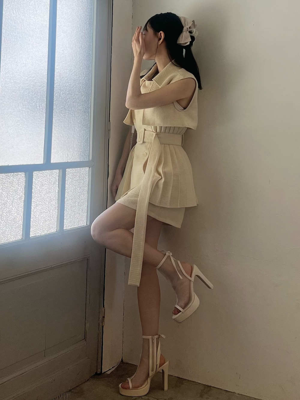 イエロー系のつなぎ/オールインワン、ホワイト系のサンダル、ピンク系のバレッタ/ヘアクリップを着用したレディースの春コーディネートの3枚目の写真