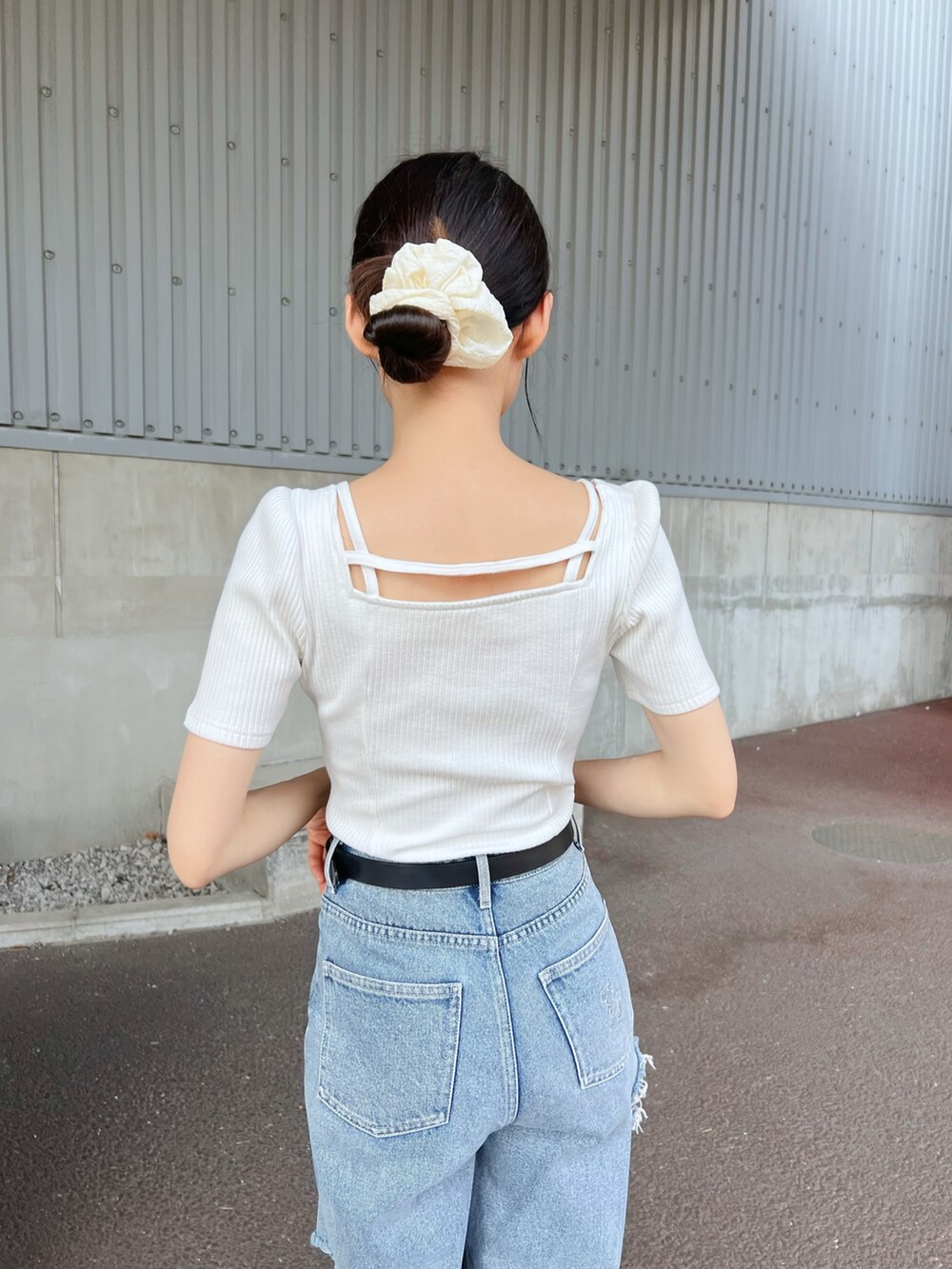 ブルー系のデニムパンツ、ホワイト系のTシャツ/カットソーを着用したレディースの夏コーディネートの6枚目の写真