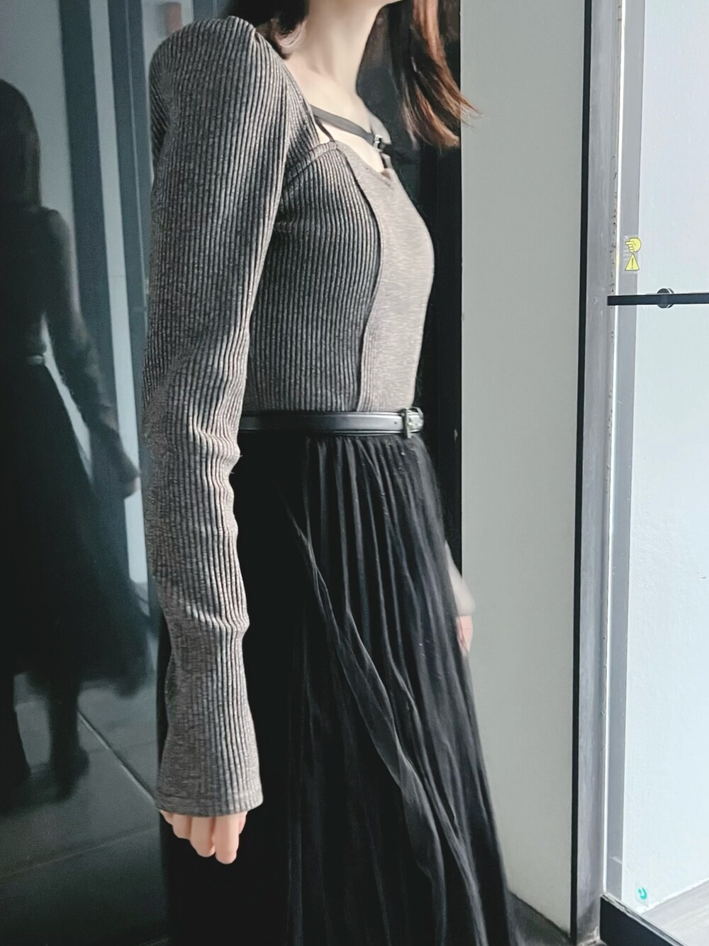 グレー系のTシャツ/カットソーを着用したレディースの冬コーディネートの5枚目の写真