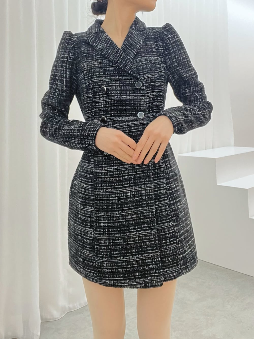 ブラック系のワンピース、その他のブーツを着用したレディースの秋コーディネートの5枚目の写真