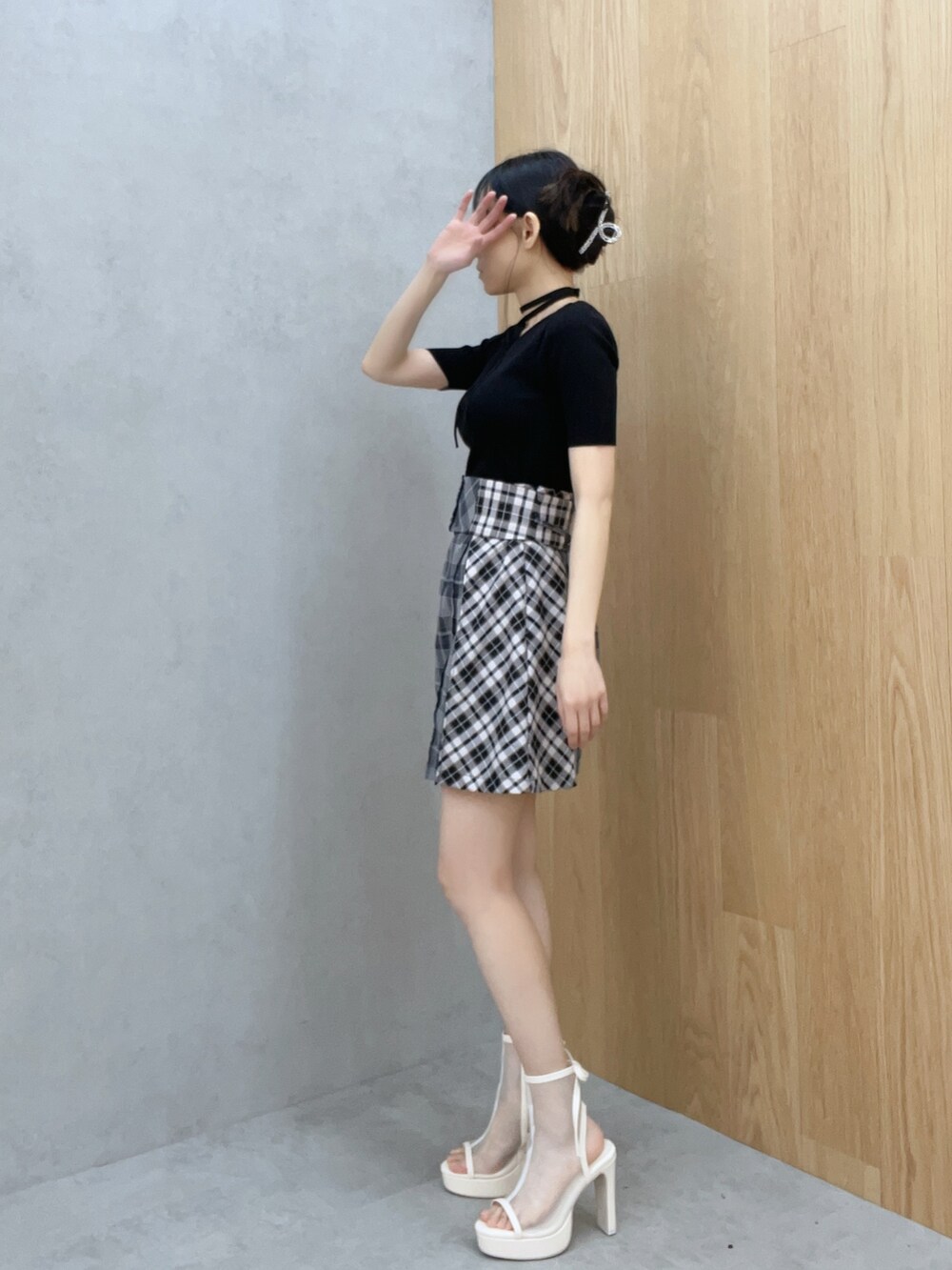 ブラック系のワンピース、ホワイト系のサンダルを着用したレディースの冬コーディネートの3枚目の写真