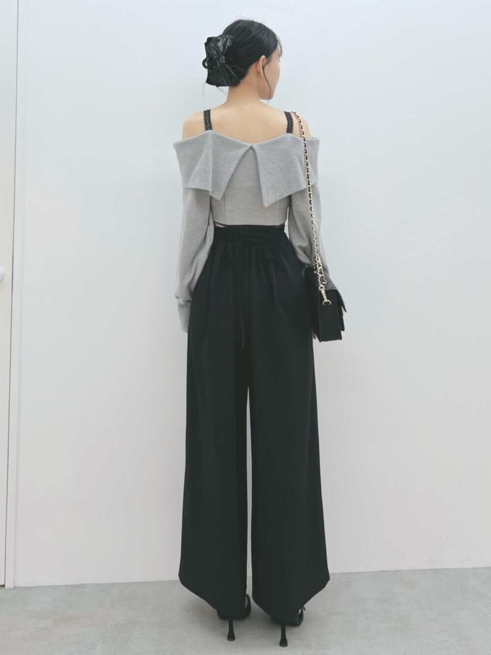 ブラック系のショルダーバッグ、ブラック系のサンダル、グレー系のTシャツ/カットソーを着用したレディースの夏コーディネートの6枚目の写真