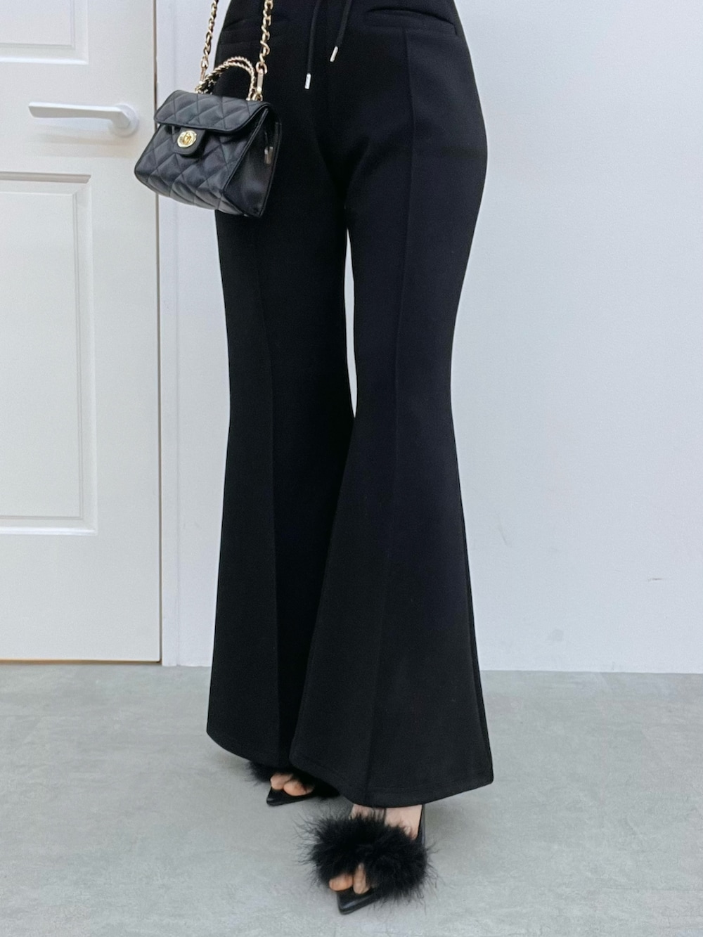 グレー系のシャツ/ブラウス、ブラック系のその他パンツ、ブラック系のハンドバッグを着用したレディースの冬コーディネートの6枚目の写真