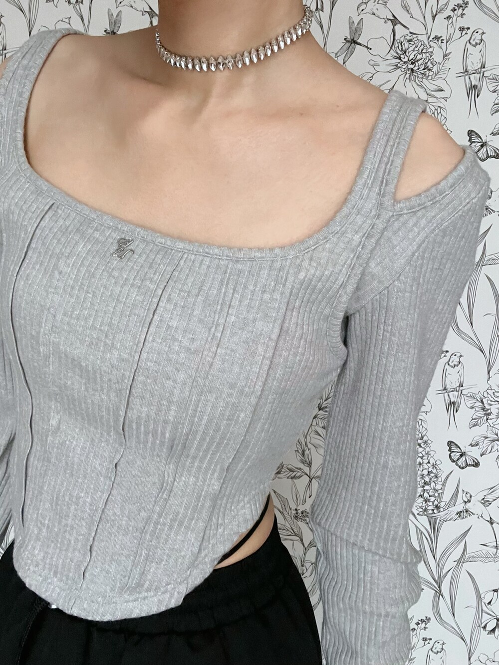 グレー系のTシャツ/カットソー、ブラック系のスカートを着用したレディースの春コーディネートの5枚目の写真