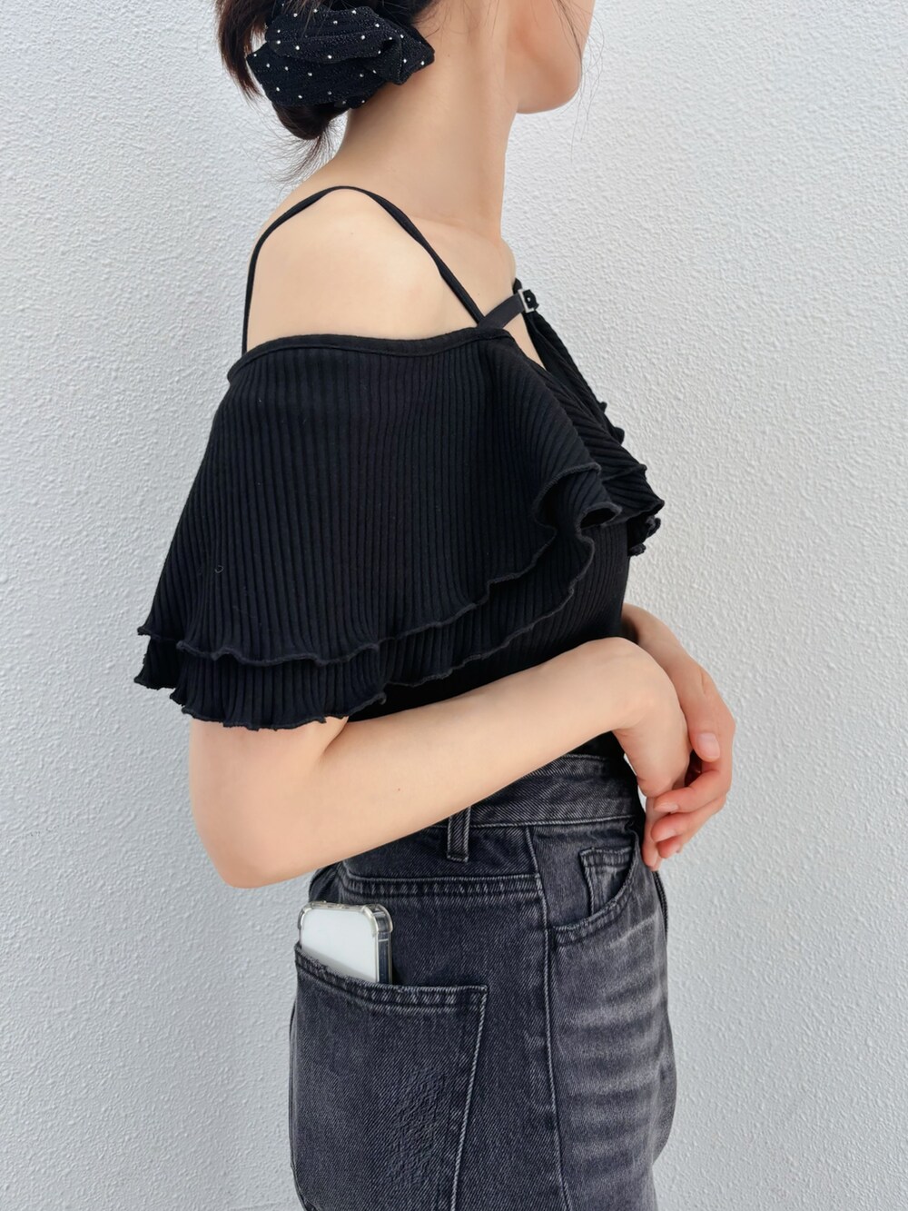 ブラック系のTシャツ/カットソーを着用したレディースの夏コーディネートの6枚目の写真