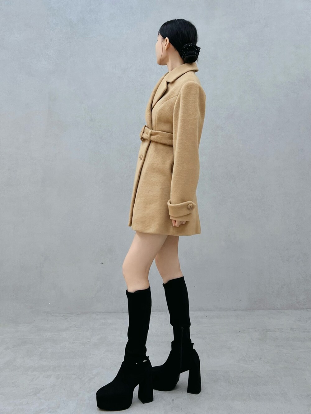 ブラウン系のその他アウター、ブラック系のブーツを着用したレディースの秋コーディネートの2枚目の写真