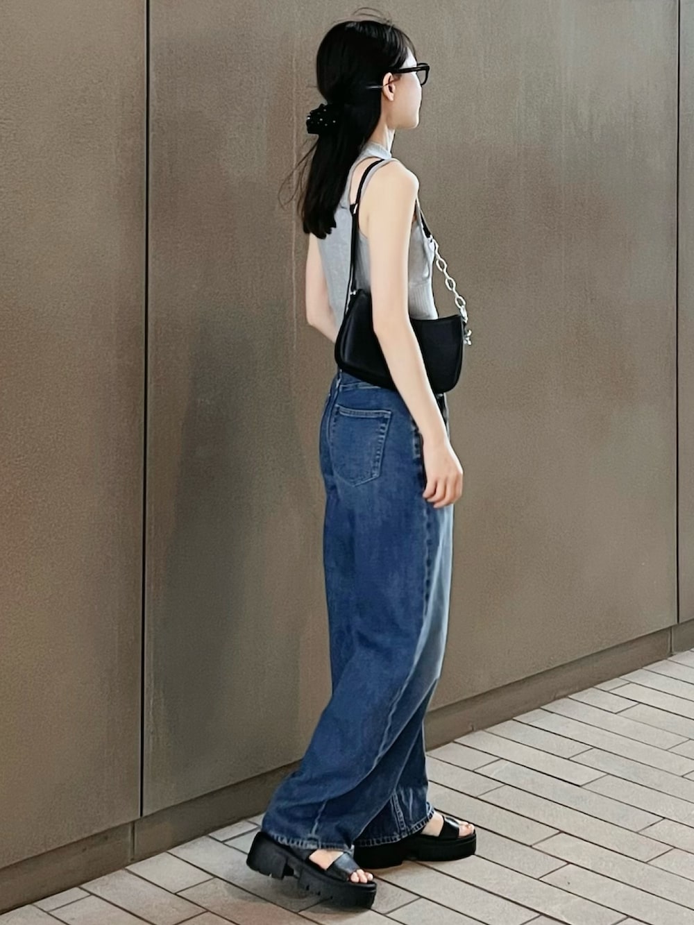 グレー系のタンクトップを着用したレディースの夏コーディネートの3枚目の写真