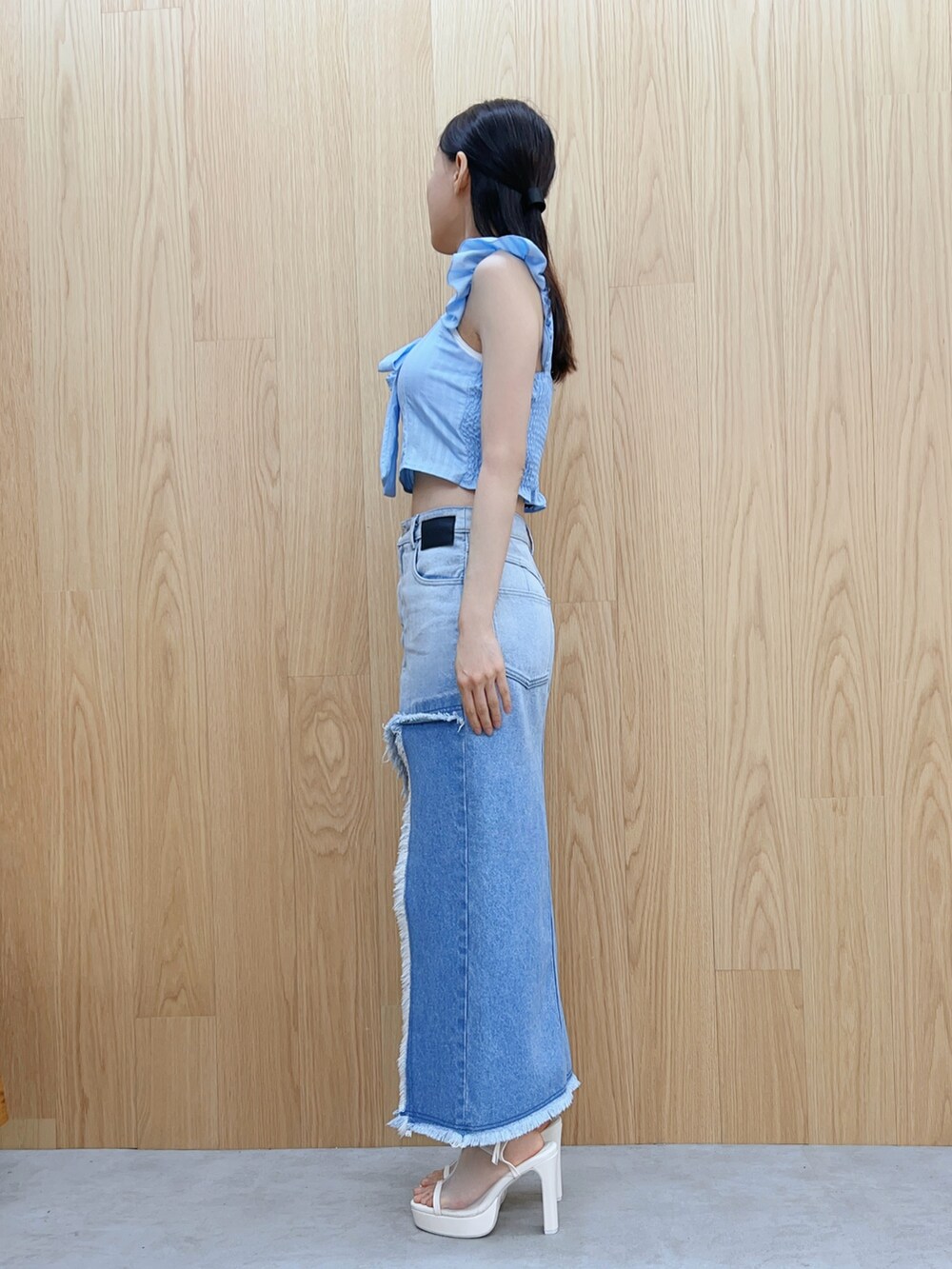 ホワイト系のサンダル、ブルー系のシャツ/ブラウス、ブルー系のデニムスカートを着用したレディースの夏コーディネートの2枚目の写真