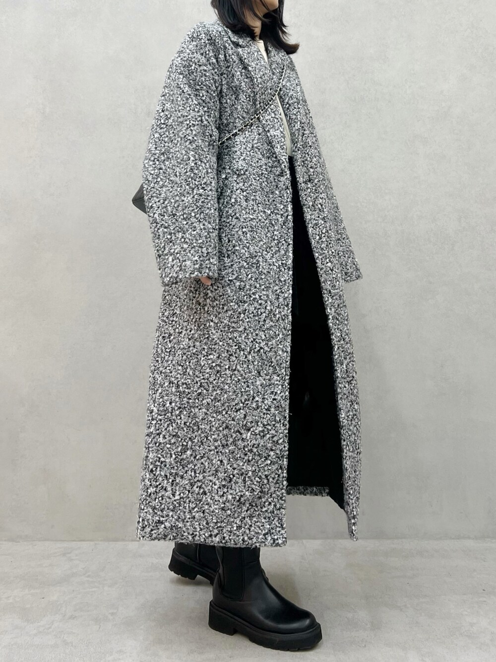 その他のチェスターコート、ブラック系のハンドバッグを着用したレディースの秋コーディネートの3枚目の写真