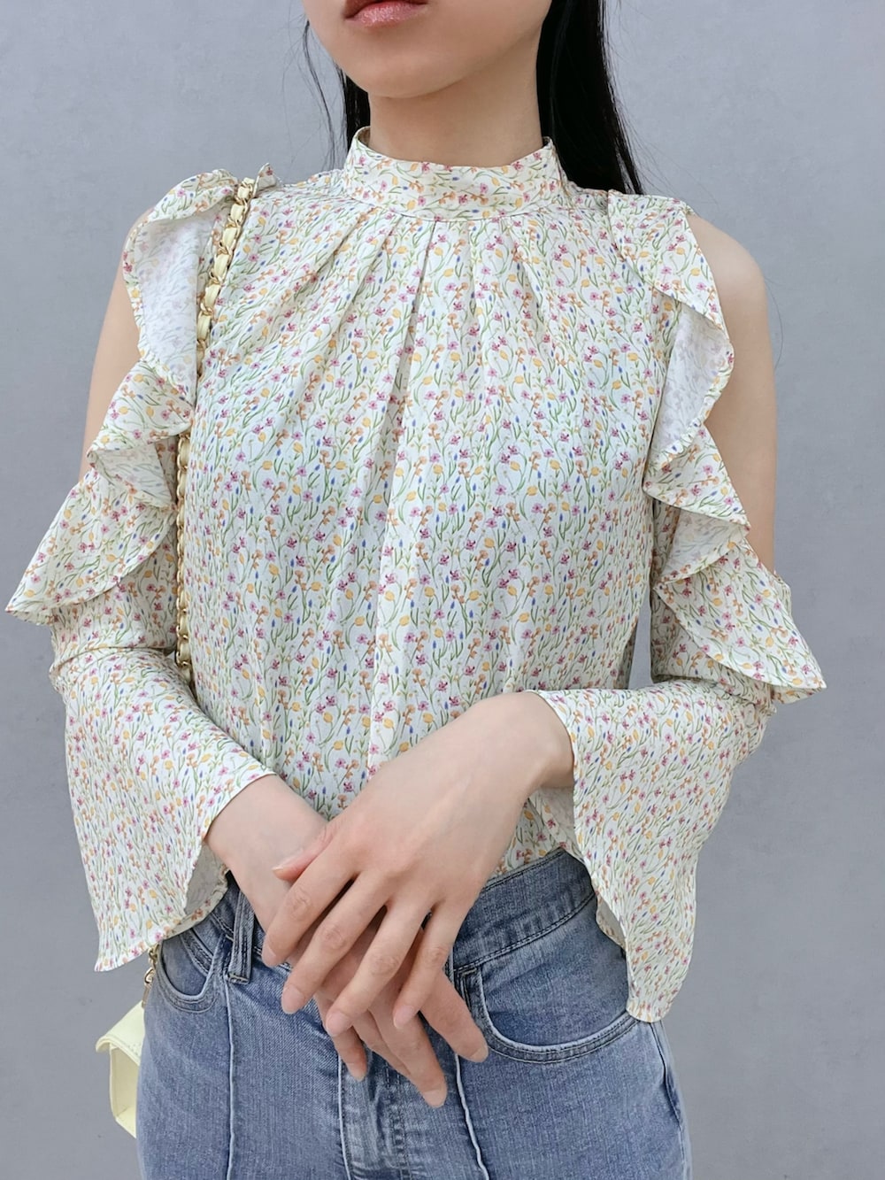 イエロー系のシャツ/ブラウス、ブルー系のデニムパンツ、ホワイト系のブーツを着用したレディースの春コーディネートの5枚目の写真