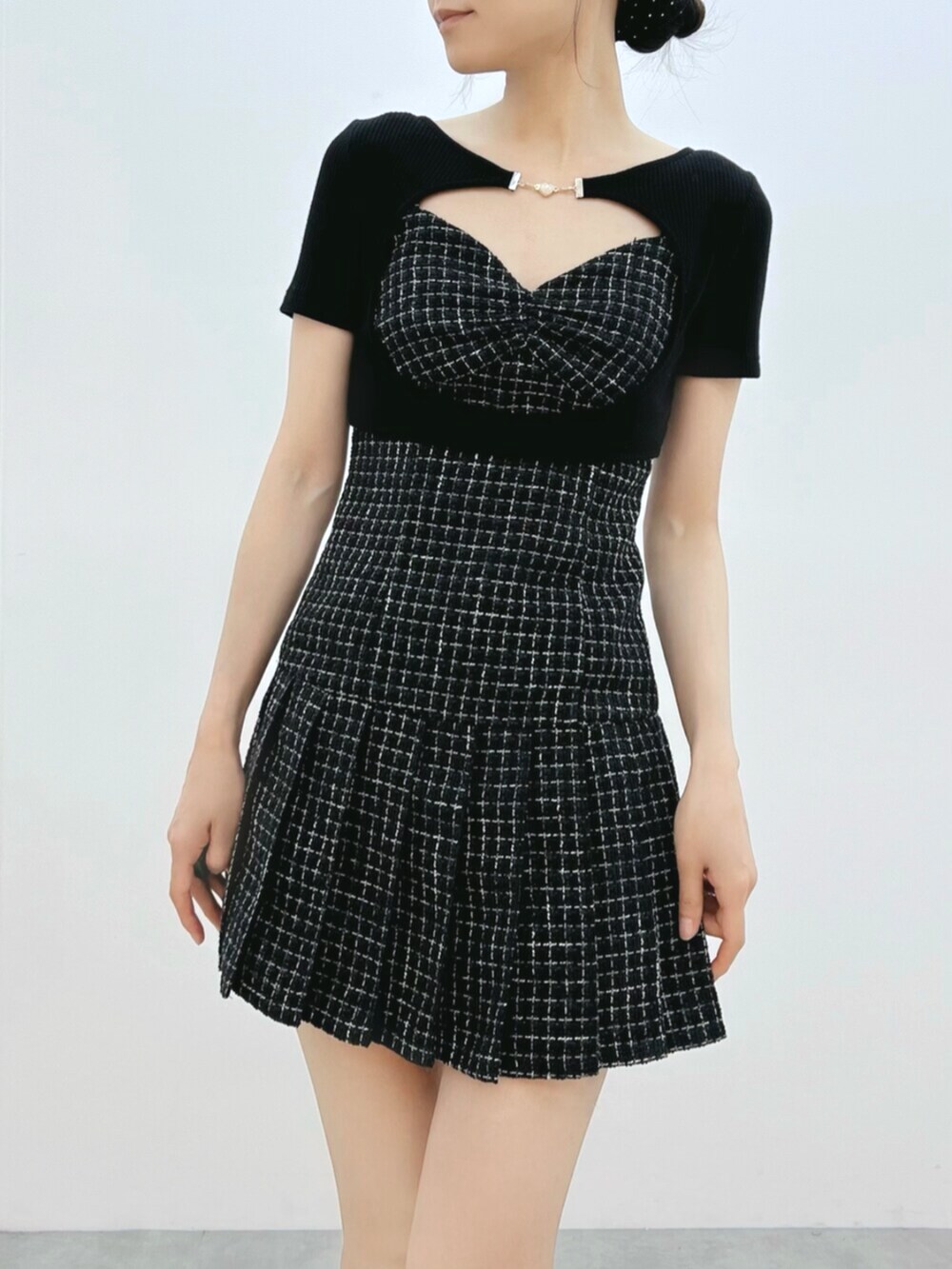 ホワイト系のサンダル、ブラック系のワンピース、ブラック系のTシャツ/カットソーを着用したレディースの夏コーディネートの5枚目の写真