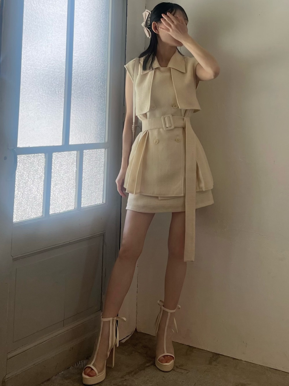 イエロー系のつなぎ/オールインワン、ホワイト系のサンダル、ピンク系のバレッタ/ヘアクリップを着用したレディースの春コーディネートの2枚目の写真