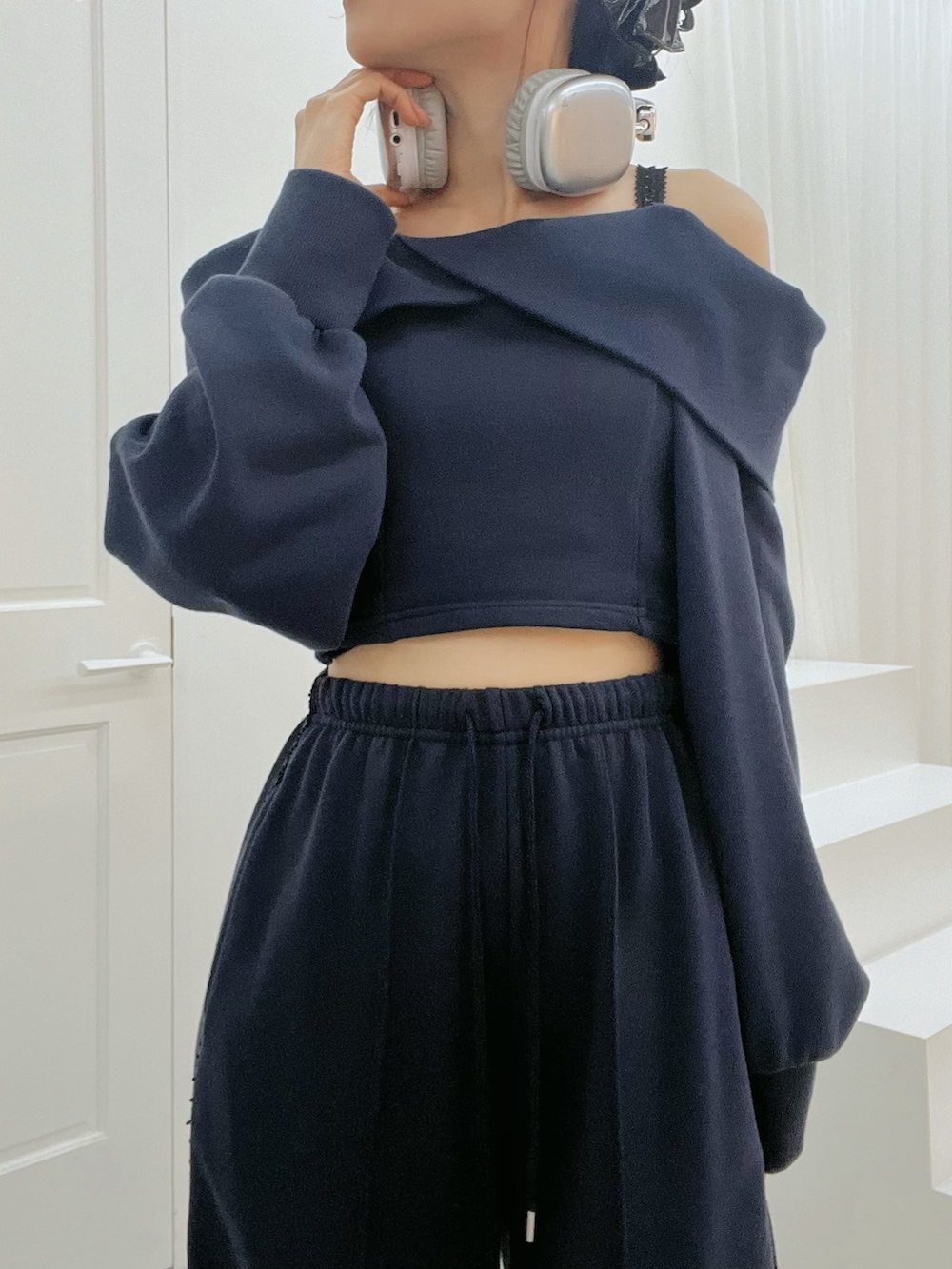 ブルー系のスウェットパンツ、ブルー系のTシャツ/カットソー、ブラック系のバレッタ/ヘアクリップを着用したレディースの秋コーディネートの5枚目の写真