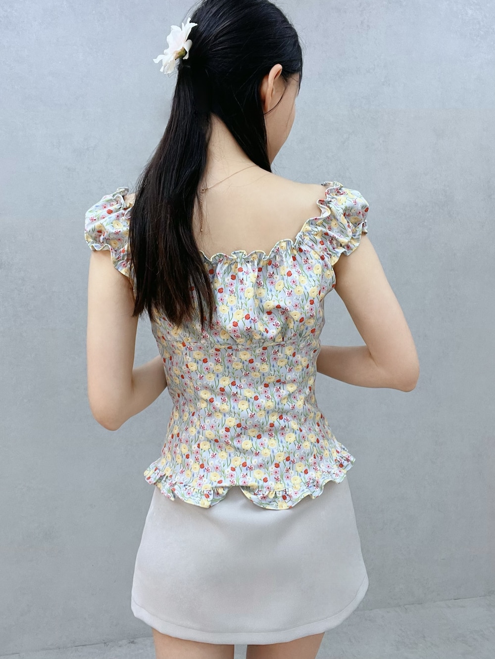 グレー系のスカート、ホワイト系のサンダル、ブルー系のシャツ/ブラウスを着用したレディースの春コーディネートの5枚目の写真