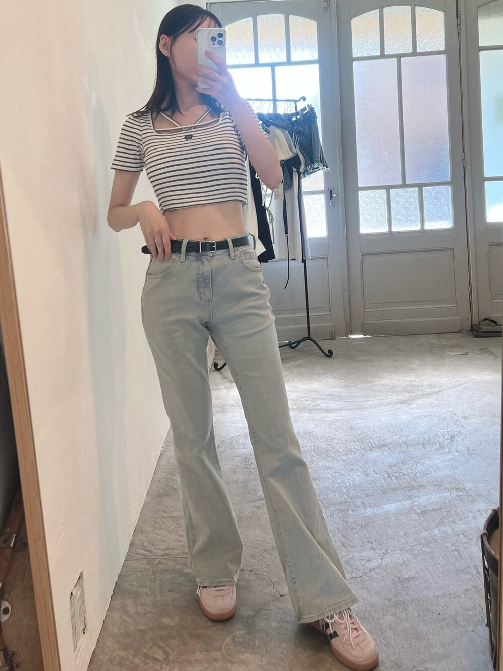 その他のTシャツ/カットソーを着用したレディースの春コーディネートの5枚目の写真