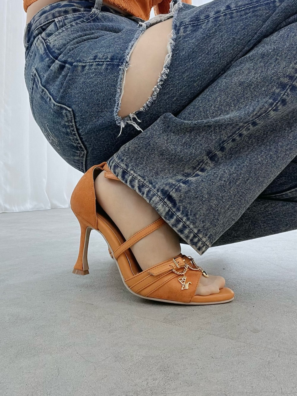 ブルー系のデニムパンツ、オレンジ系のシャツ/ブラウス、オレンジ系のサンダルを着用したレディースの秋コーディネートの7枚目の写真