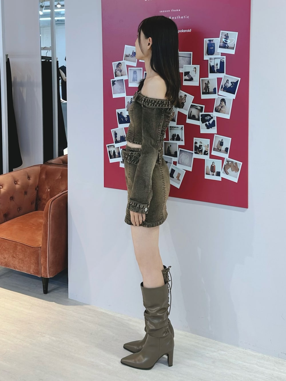 ブラウン系のデニムスカート、ブラウン系のその他トップス、ブラウン系のブーツを着用したレディースの秋コーディネートの2枚目の写真